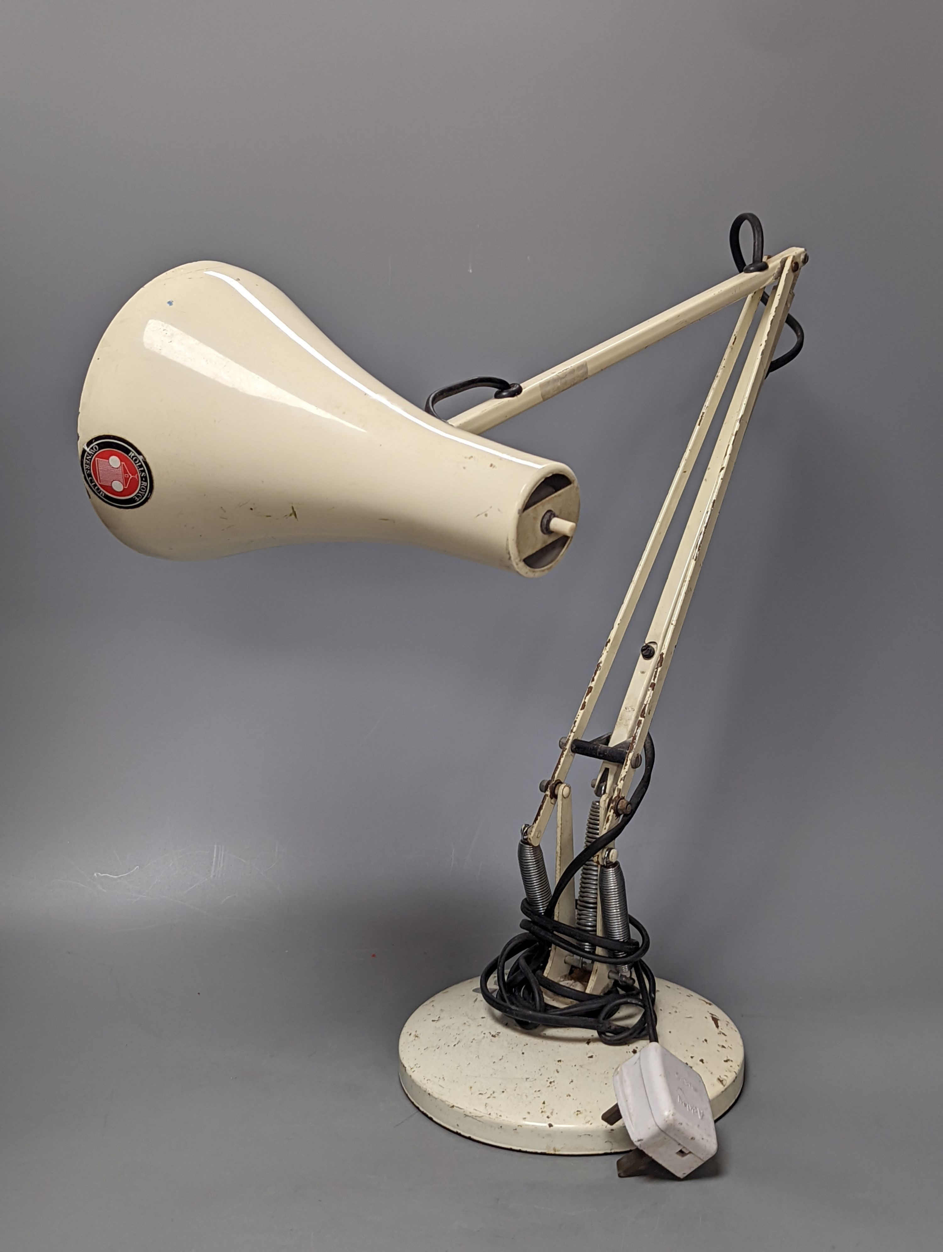 A cream anglepoise lamp